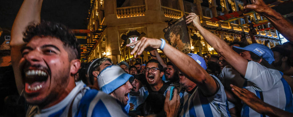 Argentinos fazem bandeiraço no Souq Waqif, no centro de Doha, na véspera do jogo contra a Holanda
