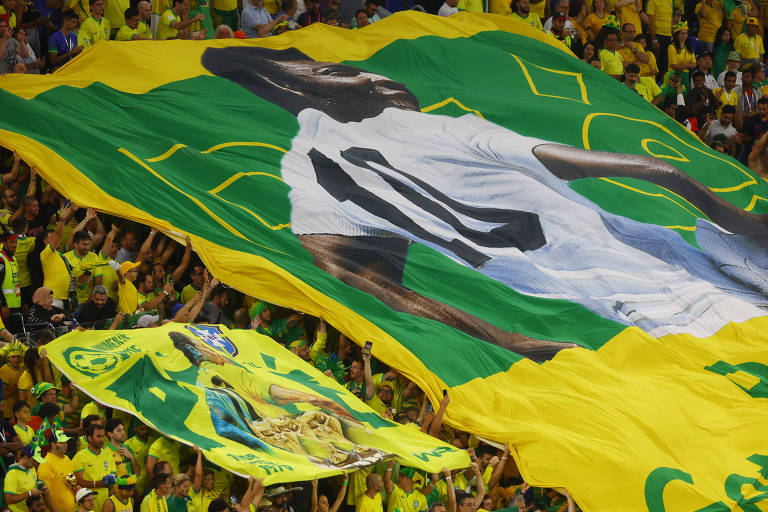 Bandeira com foto de Pelé estendida na arquibancada