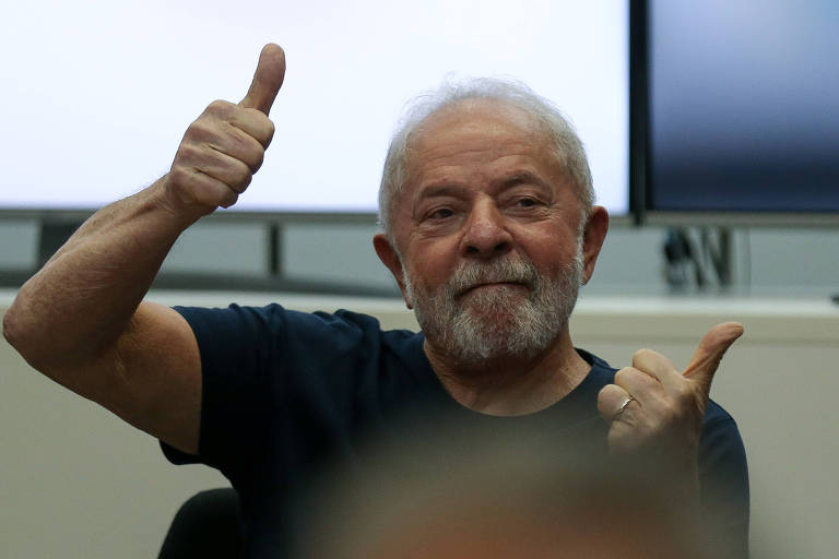O presidente eleito Luiz Inácio Lula da Silva participa de reunião com membros de centrais sindicais no CCBB (Centro Cultural Banco do Brasil), sede do governo de transição, em Brasília (DF)