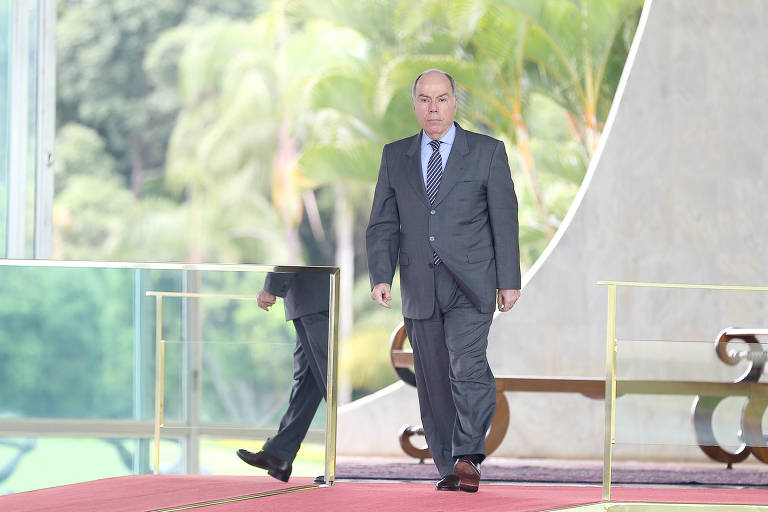 Mauro Vieira, então ministro das Relações Exteriores, espera no Palácio do Alvorada a chegada do chanceler francês à época, Laurent Fabius