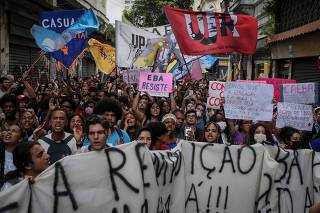 Estudantes durante protesto contra os cortes do MEC