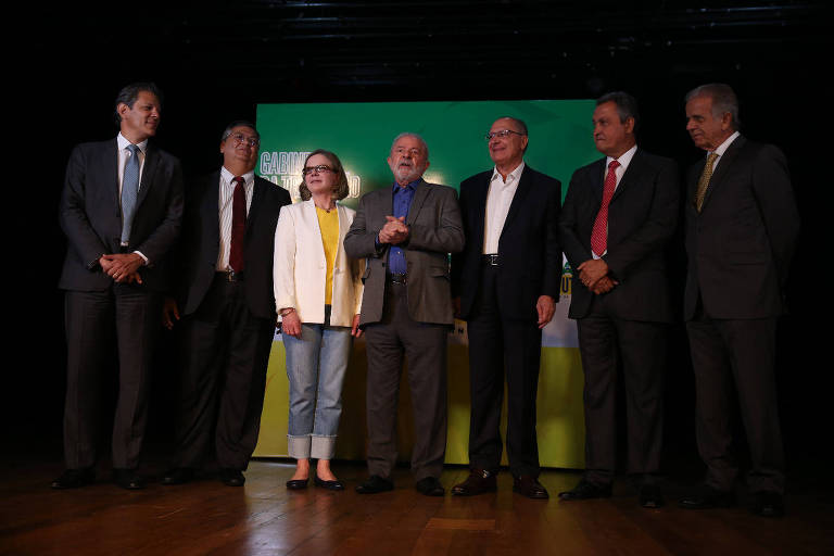 Lula, a presidente do PT e os novos ministros

