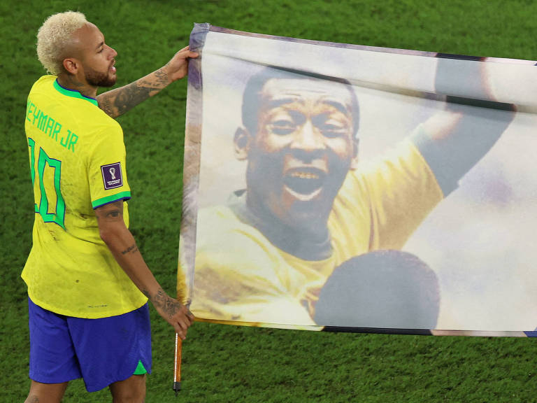 Neymar segura faixa em homenagem a Pelé durante o jogo contra a Coreia do Sul, nas oitavas de final da Copa do Mundo e 2022, no Qatar.