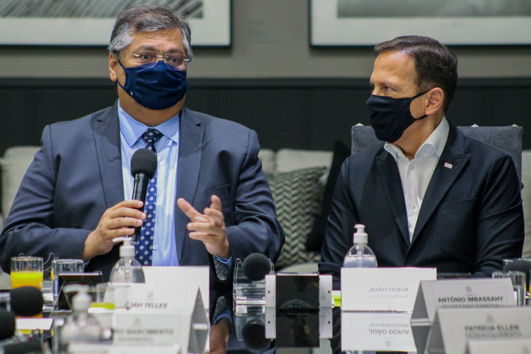 O então governador de São Paulo João Doria (PSDB) ao lado do governador do Maranhão, Flávio Dino (PSB), na assinatura do convênio de cooperação em Biotecnologia com o Estado do Maranhão