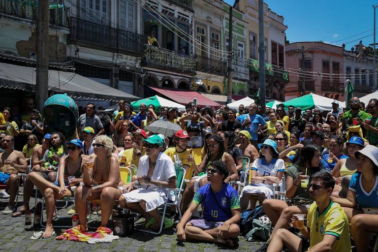 Torcedores na região Portuária do Rio acompanham eliminação brasileira