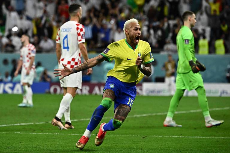 Neymar festeja, contra a Croácia, apertando a própria camisa com a mão esquerda, o seu gol de número 77 pela seleção brasileira, igualando a marca de Pelé