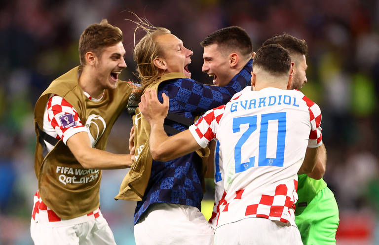 O croata Dominik Livakovic comemora com os companheiros após vencer a disputa de pênaltis e se classificar para a semifinal 