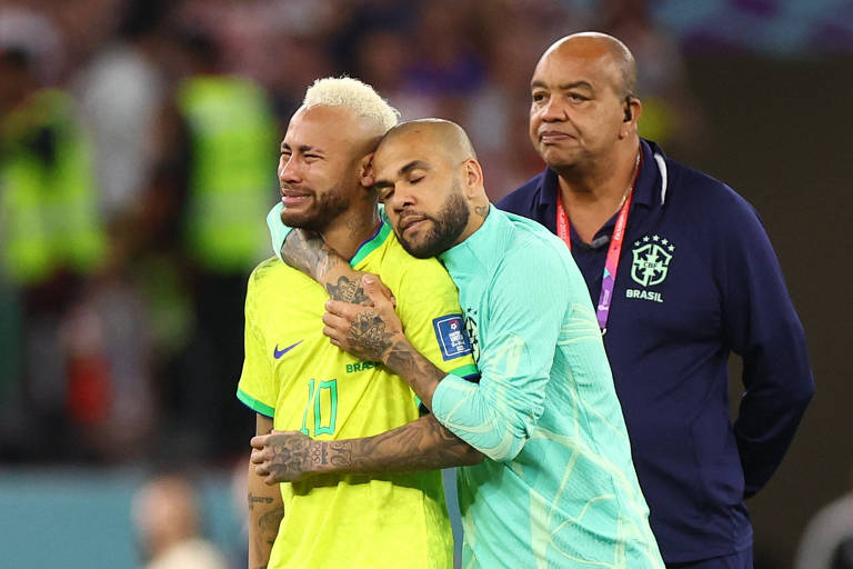 Neymar e Dani Alves choram após o Brasil perder na disputa de pênaltis 