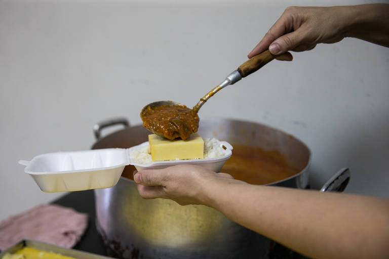 Projeto no centro de São Paulo leva alimentos para idosos em casa 