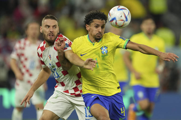 Jogadores brasileiro e croata disputam pela bola