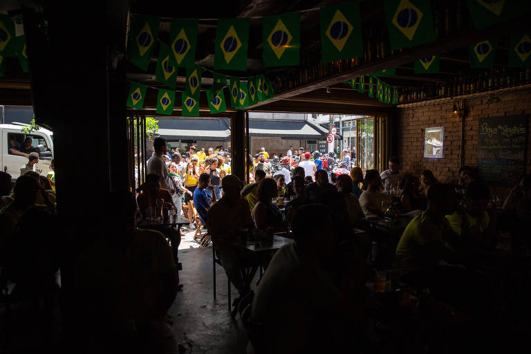 Torcedores assistem ao segundo tempo do jogo do Brasil contra a Croácia em bar na rua Matias Aires, na região da rua Augusta