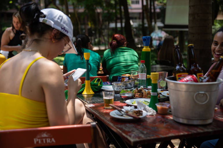 Torcedores assistem ao jogo do Brasil contra a Croácia em bar na praça Dom José Gaspar, no Centro de São Paulo