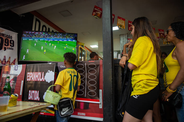 Torcedores assistam ao jogo do Brasil na Copa do Mundo do Catar, contra a Croácia no centro da cidade
