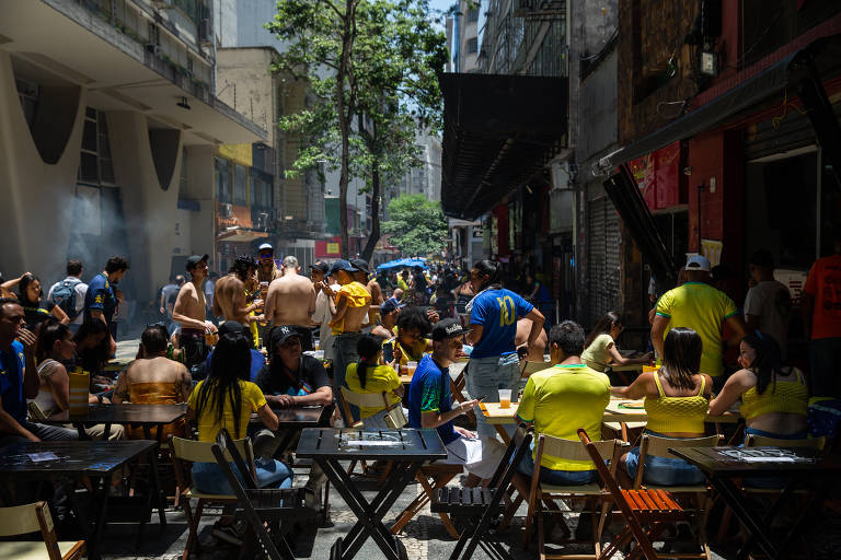 Torcedores assistem ao jogo do Brasil contra a Croácia em bar na rua Dom José de Barros, no centro de São Paulo