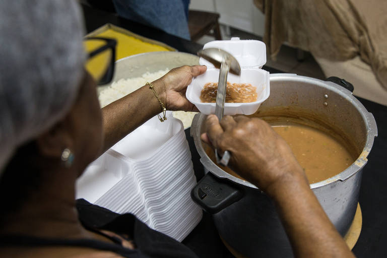 Projeto no centro de São Paulo leva alimentos para idosos em casa 