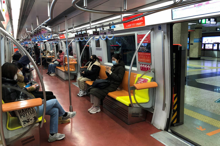 Passageiros se deslocam de metrô em Pequim em meio à flexibilização da Covid zero