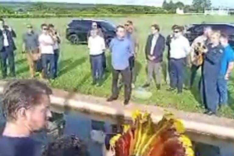 Após 40 dias em silêncio, no dia 9 de dezembro, Bolsonaro fez um discurso dúbio em que atiçou os apoiadores. "Sempre disse, ao longo desses quatro anos, que as Forças Armadas são o último obstáculo para o socialismo", afirmou