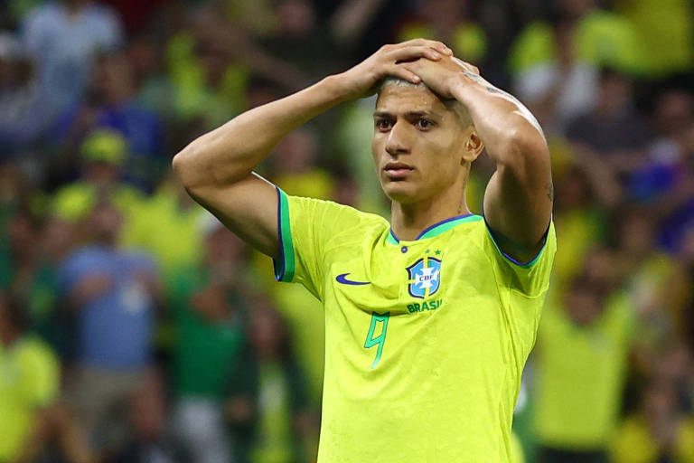 O atacante Richarlison, usando a camisa de número nove, põe as mãos na cabeça na partida do Brasil contra a Croácia na Copa do Qatar 