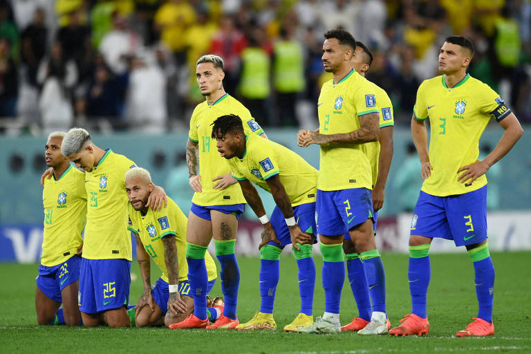 Os jogadores da seleção brasileira perfilados durante a disputa de pênaltis