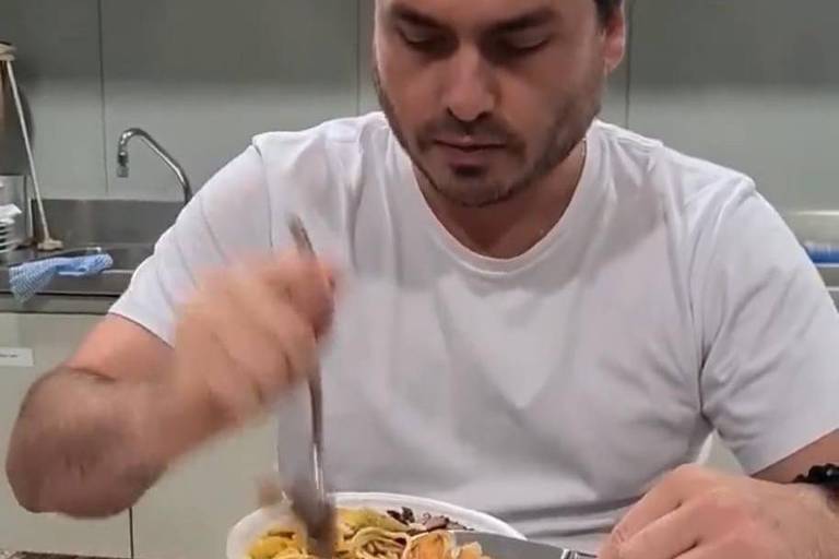 Em vídeo para as redes sociais, Carlos Bolsonaro dá repetidas estocadas com um garfo na comida de uma marmita