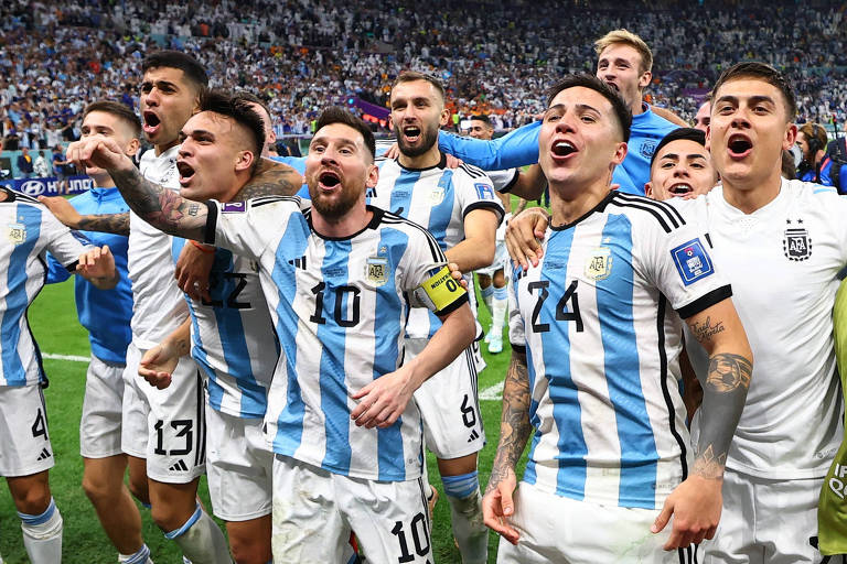 Argentina sofre, mas defesas de Dibu Martínez a colocam na semifinal da Copa