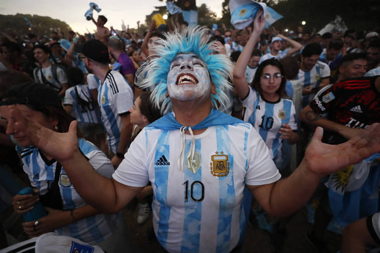 Torcedores acompanham vitória da Argentina, em Buenos Aires
