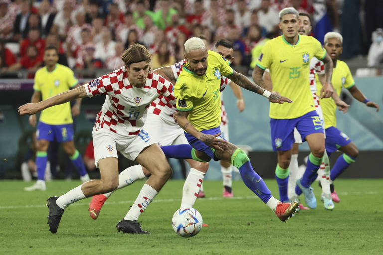 Neymar é marcado de perto por Borna Sosa; a Croácia conseguiu bloquear as principais jogadas brasileiras e acabou vencendo nos pênaltis