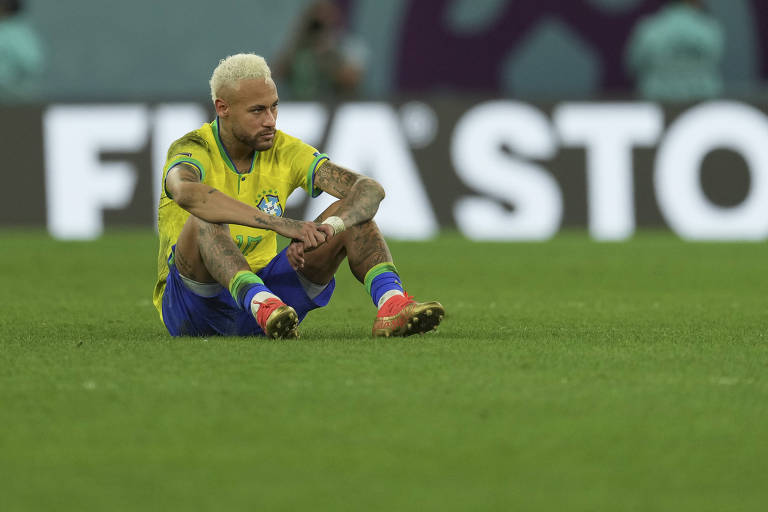 Neymar sentado no campo após a derrota brasileira para a Croácia