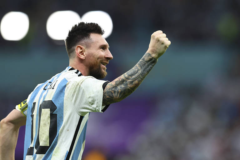 Lionel Messi comemora vitória da Argentina sobre a Holanda