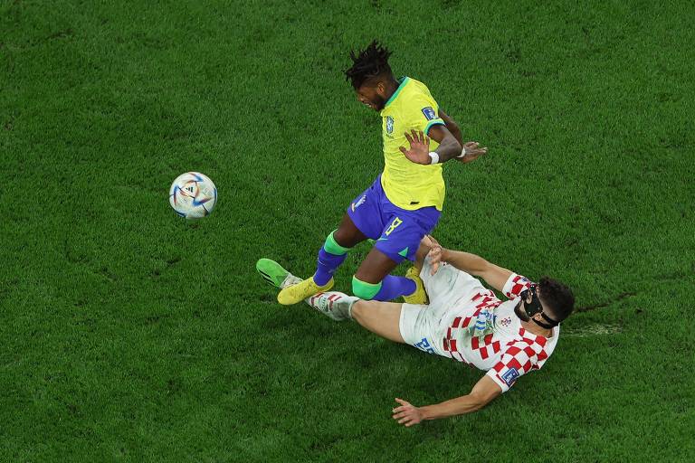 Fred perde disputa com Gvardiol, da Croácia, no jogo das quartas de final em que o Brasil foi eliminado da Copa do Mundo do Qatar