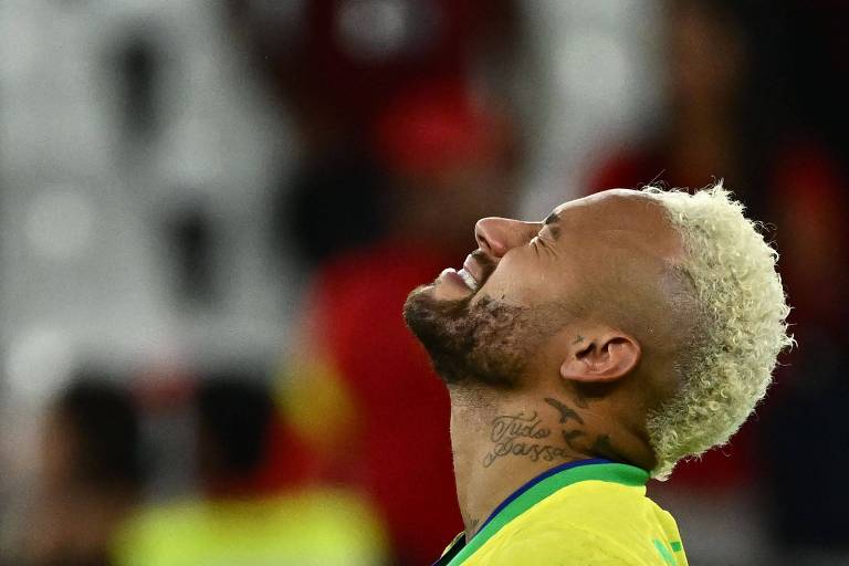 Neymar aponta a cabeça para cima, com os olhos fechados, ao lamentar a eliminação do Brasil, nos pênaltis, para a Croácia nas quartas de final da Copa do Qatar