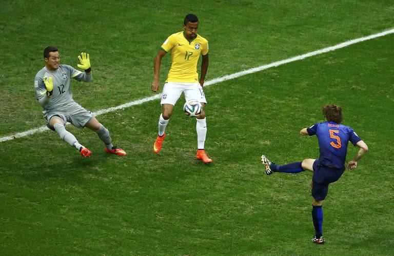 Colocar os robôs em campo agora. Pq está triste #brasil #selecaobras, Football