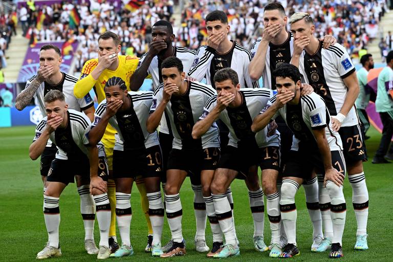 Jogadores da Alemanha colocaram a mão na boca na foto oficial, no jogo entre Alemanha e Japão no Khalifa International Stadium em Doha em protesto a várias proibições na Copa do Mundo no Qatar