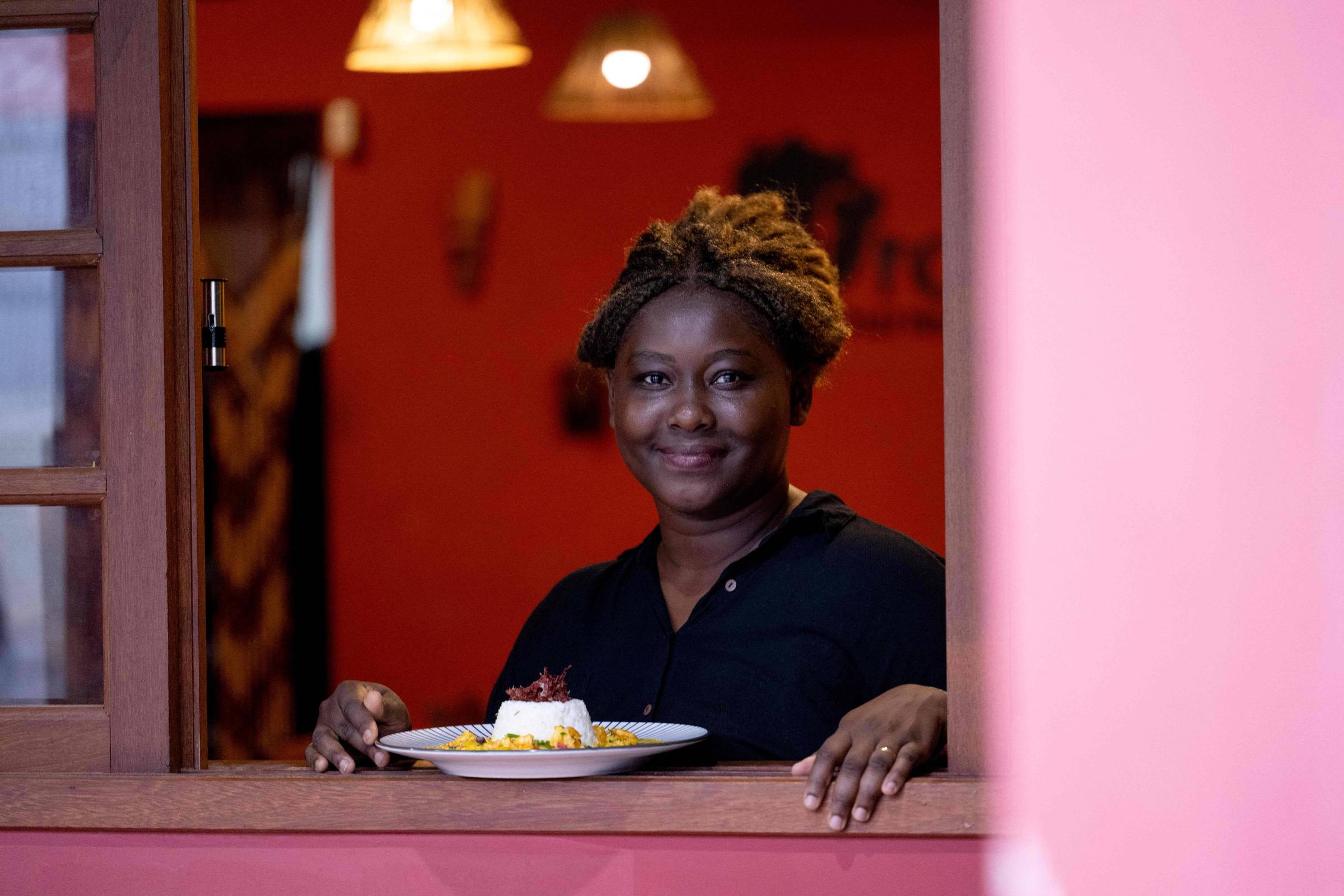 Dona do restaurante Afro Gourmet, do RJ, chef Dandara Batista tem história  contada no livro 'Receita de Vida' - Mundo Negro