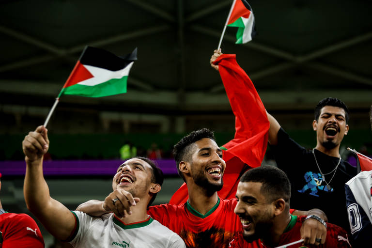 Torcedores marroquinos com bandeiras da Palestina, na partida contra Portugal, neste sábado (10)
