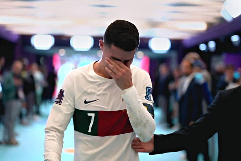 O jogador Cristiano Ronaldo chora após a derrota para o Marrocos pelas quartas de final da Copa