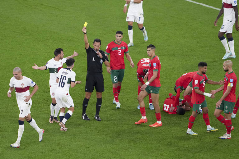 Árbitro Facundo Tello mostra cartão amarelo para o português Vitinha, durante a partida deste sábado (10)
