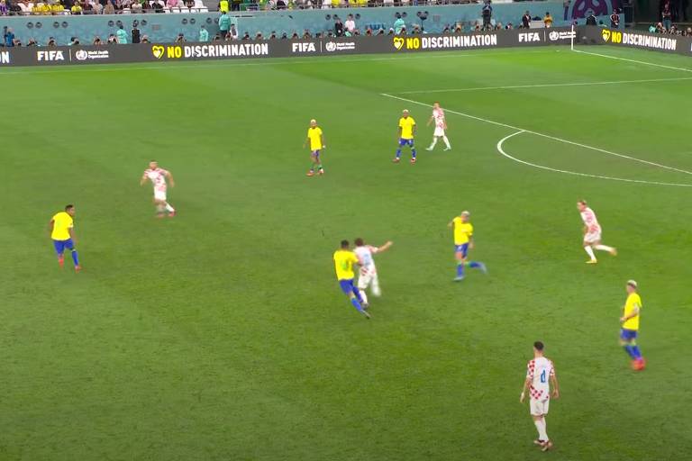 Casemiro disputa a bola com Modric; sete jogadores da seleção brasileira estavam no campo de ataque no começo da jogada do gol croata
