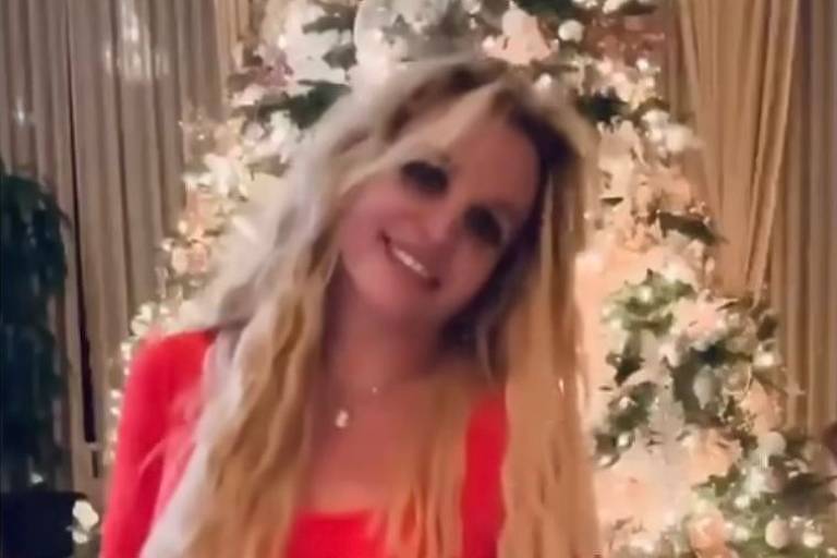 Britney Spears se lambuza de bolo e mostra o dedo do meio em vídeo 'natalino'