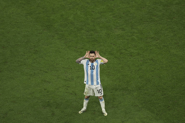 Com as mãos abertas na altura das orelhas, Messi, com a camisa da Argentina com listras verticais azuis e brancas, festeja seu gol contra a Holanda no estádio de Lusail, na Copa do Qatar