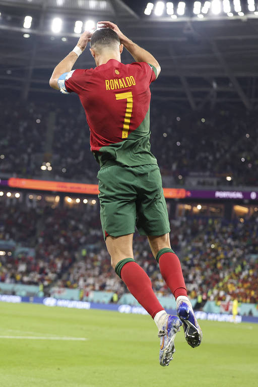 Cristiano Ronaldo salta e exibe, de costas, a camisa sete de Portugal após seu gol contra Gana na Copa do Qatar