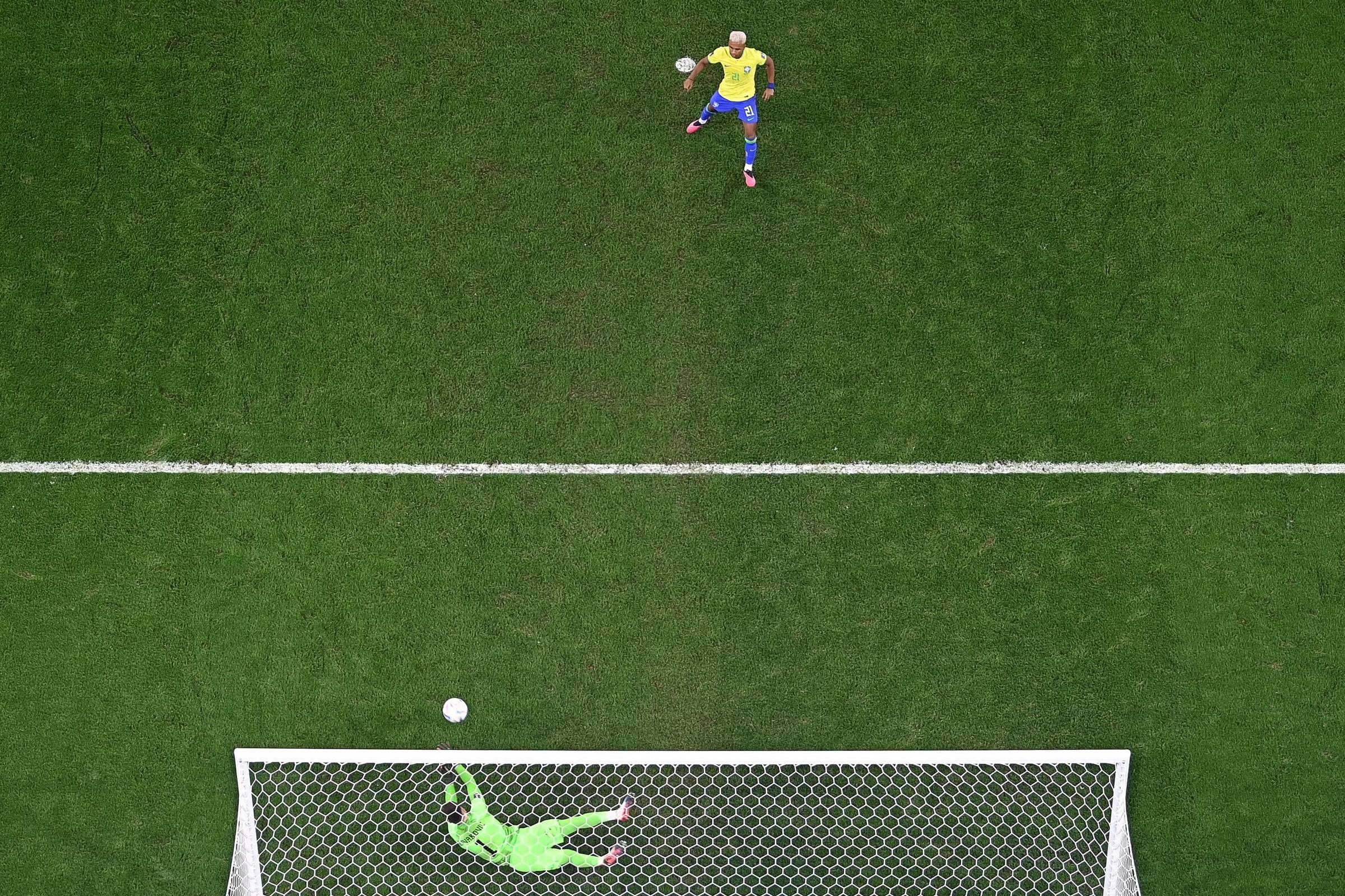 O goleiro chuta a bola no estádio durante um jogo de futebol