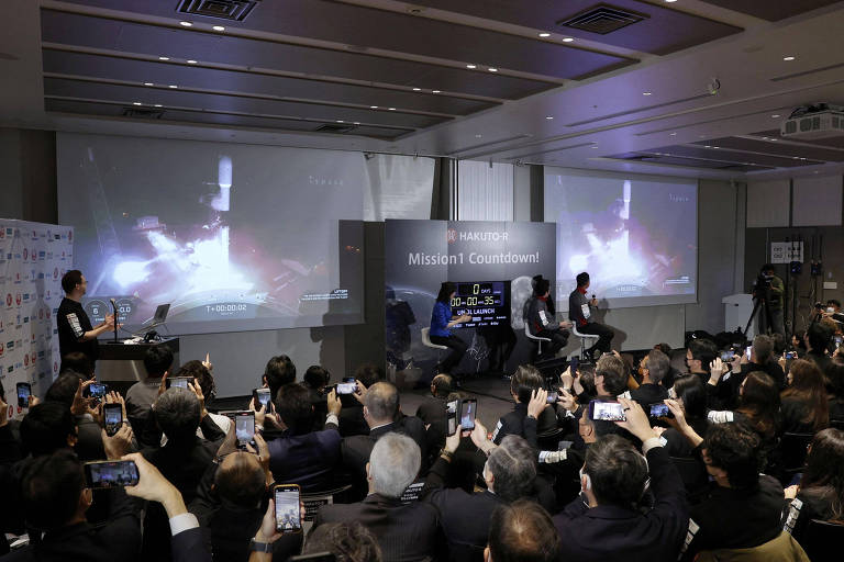 Equipe da ispace acompanha o lançamento do Hakuto-R em Tóquio