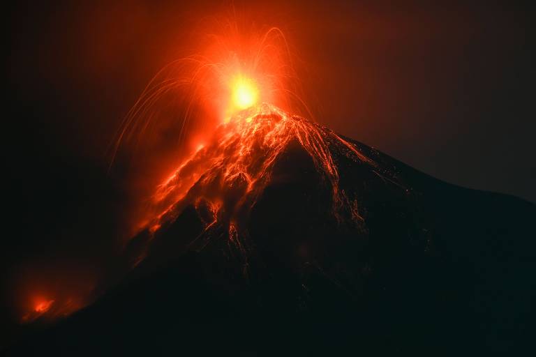 Vulcão de Fogo entra em erupção na Guatemala com lava lançada 500 metros acima da cratera