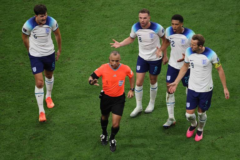 Jogadores ingleses cobram marcação do juiz Wilton Pereira Sampaio em jogo contra a França nas quartas de final