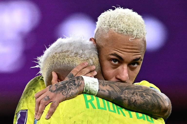 Neymar, de frente, abraça Rodrygo, de costas, e põe a mão na cabeça dele