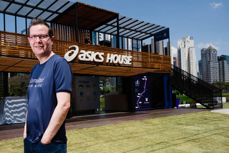 Executivo da Asics posa em frente à sede da Asics House