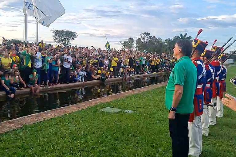 O presidente Jair Bolsonaro (PL) fala com apoiadores neste domingo (11)