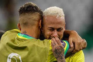 Neymar chora após a seleção brasileira ser eliminada da Copa