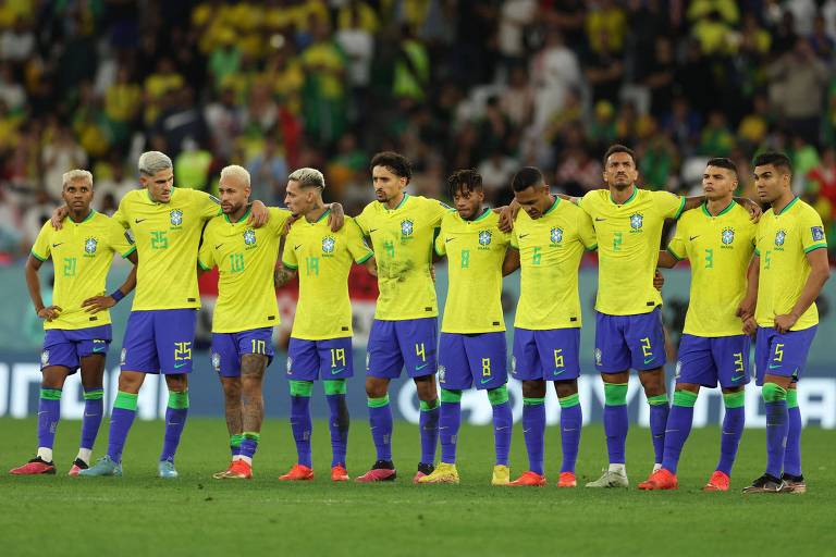 Jogadores brasileiros abraçados durante a disputa de pênaltis contra a Croácia, no jogo em que o Brasil foi eliminado